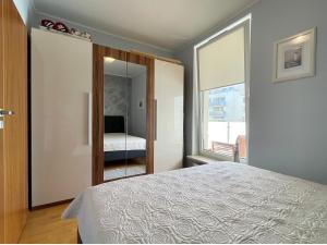 ミエンジズドロイェにあるApartment Platinumのベッドルーム1室(ベッド1台、大きな窓付)