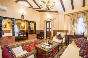 Istumisnurk majutusasutuses Baber Mahal Vilas - The Heritage Hotel