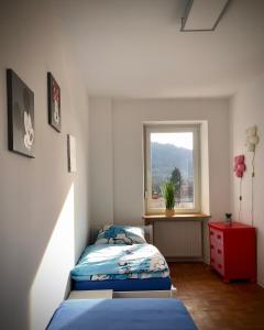 sypialnia z 2 łóżkami i oknem w obiekcie Schneiders Ferienwohnungen w mieście Braunshausen
