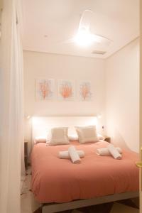 Llit o llits en una habitació de El Pez Volador by Gades Gestión