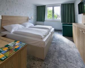 Hotel Srní tesisinde bir odada yatak veya yataklar