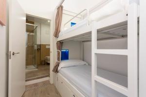 马拉加Malaga Stop Hostel AB的一间带双层床的卧室和一间浴室