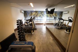 un gimnasio con cintas de correr y bicicletas estáticas en una habitación en Mirador Rio Copacabana Hotel en Río de Janeiro