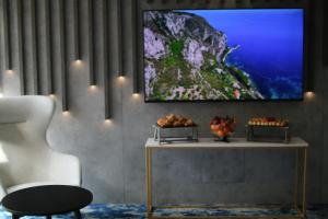 TV a/nebo společenská místnost v ubytování Hotel Azur Premium