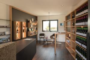 een wijnproeverij met een bureau en een raam bij Weingut Gasshof in Appiano sulla Strada del Vino +53 foto's