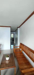 een kamer met twee houten banken en een tafel bij Casa Victoria Pension House- Star Challenger in Somosomo