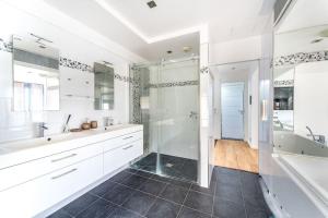 - Baño blanco con 2 lavabos y ducha en Spacieuse Maison à 15 min de la Tour Eiffel, en Suresnes