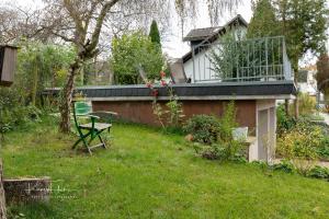 uma casa com uma varanda em cima em Ferienhaus Specht em Schotten