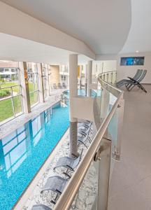 Bazén v ubytování Hotel Azur Premium nebo v jeho okolí