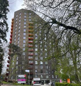 een hoog gebouw met veel balkons erop bij Captivating 2-Bed Apartment in Maidstone in Maidstone