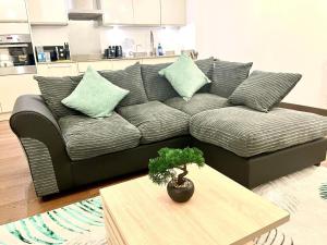 een woonkamer met een bank en een tafel bij Captivating 2-Bed Apartment in Maidstone in Maidstone