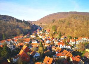une vue aérienne sur une petite ville dans les montagnes dans l'établissement Apartment in Bad Grund (Harz), à Bad Grund