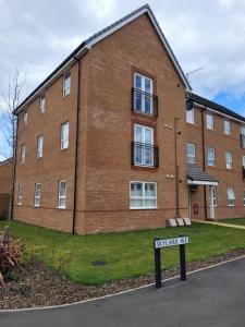 un edificio di mattoni con un cartello di fronte di Skylark Apartment a Peacehaven