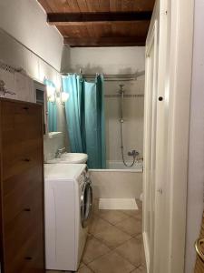 ein Badezimmer mit einer Waschmaschine und einem Waschbecken in der Unterkunft Appartamento - casolare Bologna in Bologna