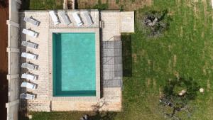 una vista aérea de una piscina en un patio en Casale degli Ulivi by Apulia Hospitality, en Fasano