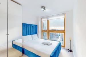 เตียงในห้องที่ Stylish 2Bed Penthouse with private roof top terrace in Canary Wharf
