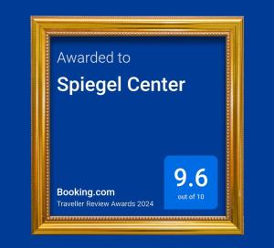 un marco dorado con las palabras actualizadas al centro de acero en Spiegel Center, en Oradea