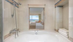 Kúpeľňa v ubytovaní Atrium Prestige Thalasso Spa Resort & Villas