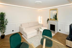 - un salon avec un canapé blanc et un miroir dans l'établissement Parisian style apartment, à Maisons-Alfort