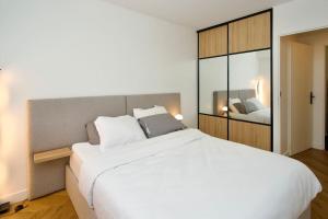 מיטה או מיטות בחדר ב-Parisian style apartment