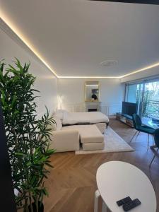 - un salon avec un canapé et une table dans l'établissement Parisian style apartment, à Maisons-Alfort