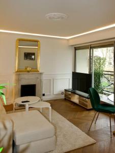 a living room with a tv and a couch and a table at Parisian style apartment in Maisons-Alfort