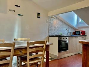 een keuken met een tafel en een fornuis top oven bij La Terrazza di Shelley Panoramic Flat in Lerici