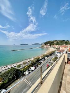 uitzicht op het strand vanaf het balkon van een gebouw bij La Terrazza di Shelley Panoramic Flat in Lerici