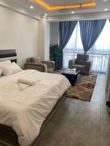 um quarto com uma cama grande e uma sala de estar em Buhe Plaza Guest House em Addis Ababa