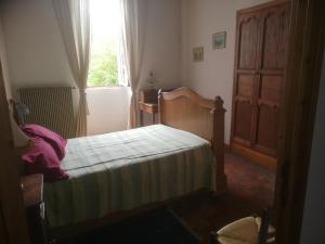 - une chambre avec un lit et une fenêtre dans l'établissement Gîte de la glycine, à Marmande
