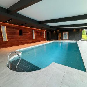 een groot zwembad in een huis bij Castel de Pont-a-Lesse in Dinant