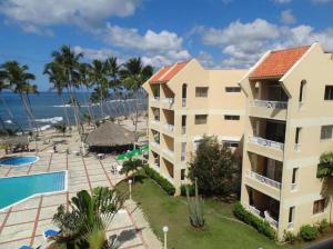- une vue aérienne sur un bâtiment et la plage dans l'établissement Appartamento Mustique Juan Dolio fronte mare, à Juan Pedro