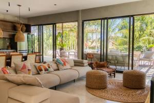 ein Wohnzimmer mit Sofa und Tisch in der Unterkunft Casa moderna e confortável com vista mar in Barra Grande