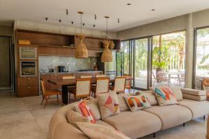 ein Wohnzimmer mit Couch und Küche in der Unterkunft Casa moderna e confortável com vista mar in Barra Grande