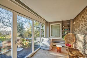 ein Wohnzimmer mit einem großen Fenster und einem Balkon in der Unterkunft ZeitweiseHaus in Weingarten