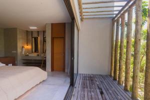 ein Schlafzimmer mit einem Bett und einem großen Fenster in der Unterkunft Casa moderna e confortável com vista mar in Barra Grande + 25 Fotos