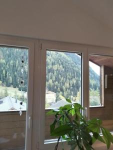 een raam met uitzicht op een berg bij Le Sorelle Apartments 2 in Ferden