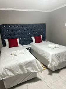 Llit o llits en una habitació de Maphuthi River Lodge