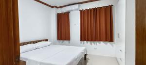 Giường trong phòng chung tại Casa Victoria Pension House-Star Maria
