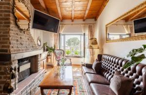ein Wohnzimmer mit einem Sofa und einem Kamin in der Unterkunft Affascinante appartamento nel Castello. in Moniga
