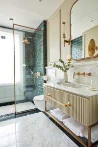 La salle de bains est pourvue d'un lavabo et d'une douche. dans l'établissement 2 Chesham Hotel, à Londres