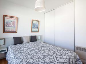 a white bedroom with a large bed in it at Appartement Hendaye, 2 pièces, 6 personnes - FR-1-2-285 in Hendaye