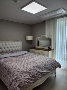 Säng eller sängar i ett rum på Mandeok New Apartment