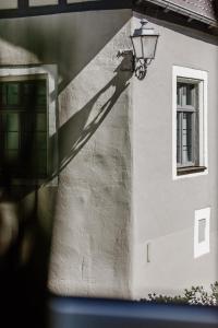 a shadow of a street light on the side of a building at Old Town Center Apartments in Kulmbach