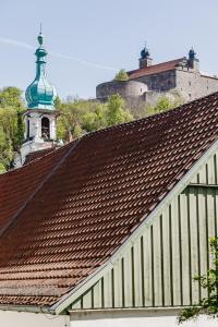 un edificio con techo marrón y torreta verde en Old Town Center Apartments en Kulmbach