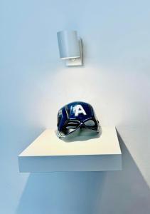 un casco azul sentado sobre una mesa blanca en Hotel Blumen, en San Benedetto del Tronto