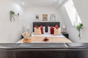 Krevet ili kreveti u jedinici u okviru objekta Charming 3-Bedroom London Townhouse Balcony