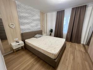 - une petite chambre avec un lit et une fenêtre dans l'établissement Risen, à Floreşti