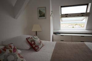 een slaapkamer met een bed en een raam met uitzicht bij Les Salins de Batz-sur-mer in Batz-sur-Mer