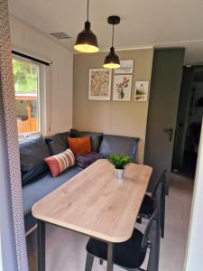 uma sala de estar com uma mesa e um sofá em Chalet Hockslee em Goebelsmuhle